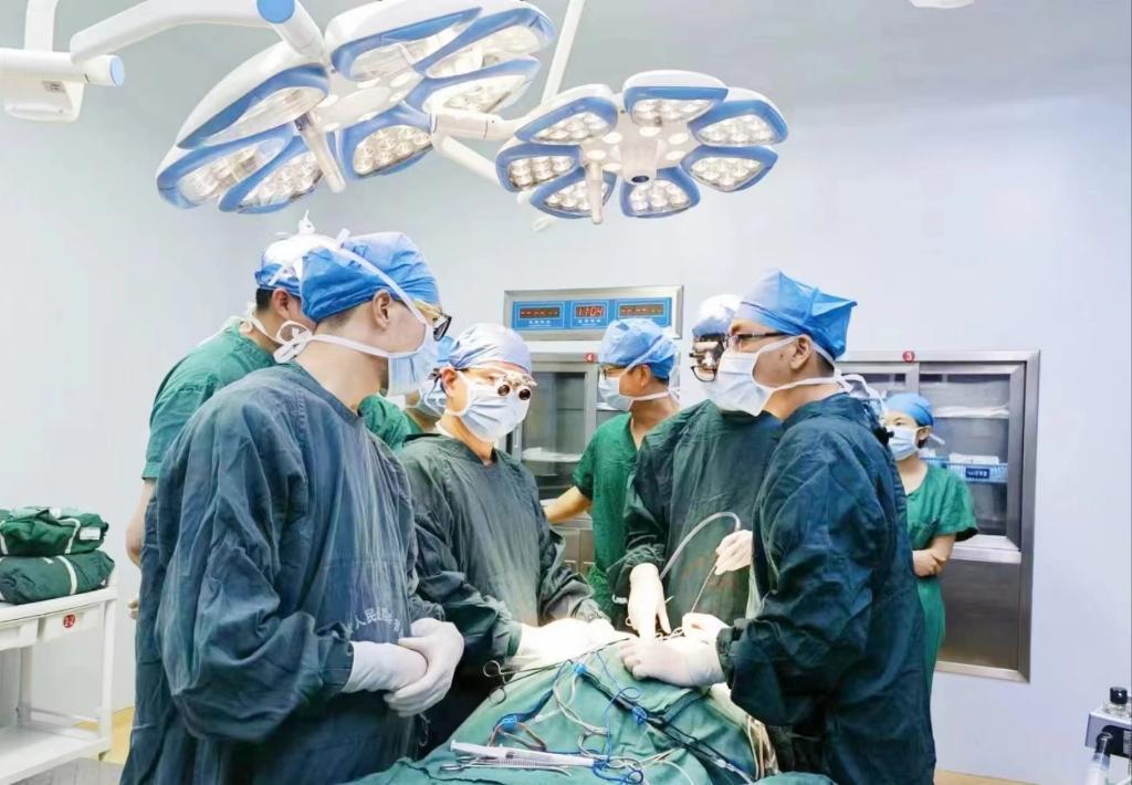 浙江省人民医院毕节医院的医师团队正在为患者李老伯进行手术。(王磊波 摄 新华社发)