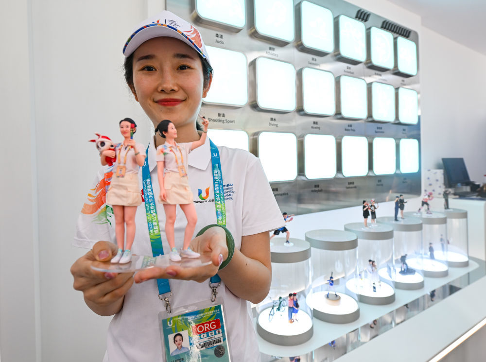 ↑7月15日，在大运村科技服务工作站，工作人员展示以自己形象为原型的3D摄影真人手办。 新华社记者 王曦 摄