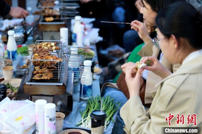 淄博烧烤火出圈,吸引市民前往打卡。 梁犇 摄