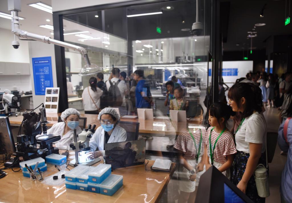 日前,众多观众在参观三星堆文物保护与修复馆。新华社记者 刘坤 摄