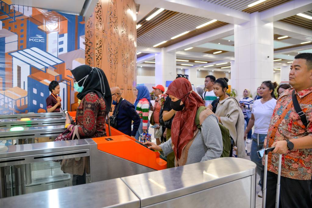 11月17日,在印度尼西亚雅加达的雅万高铁哈利姆站候车大厅,人们刷票前往站台。新华社记者徐钦摄