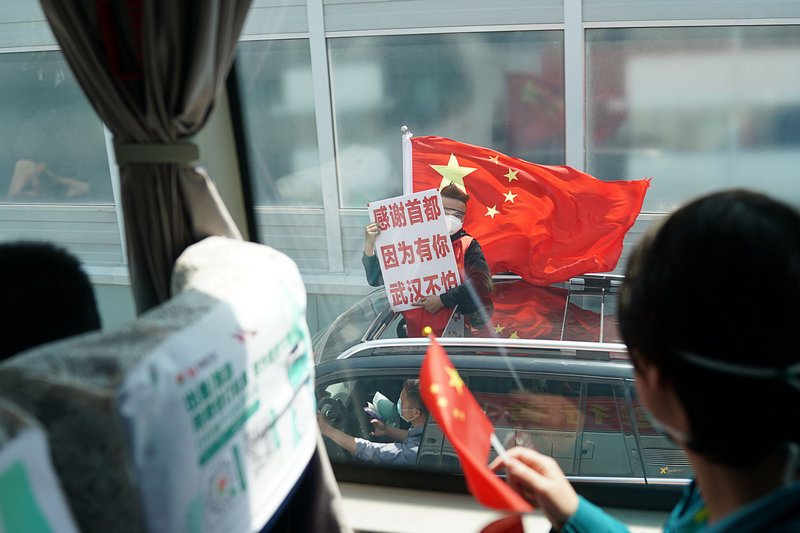 2020年4月15日,武汉市民自发上街送别北京协和医院国家援鄂抗疫医疗队。当日,北京协和医院国家援鄂抗疫医疗队约180人启程回京。他们1月26日抵达武汉,也是最后一批离鄂离汉的国家医疗队。新华社记者 熊琦 摄