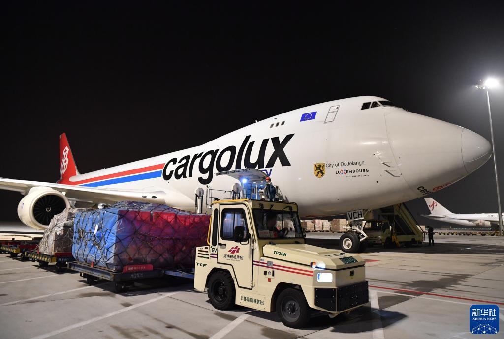 8月1日，在中国郑州新郑国际机场，工作人员驾驶新能源拖车为一架卢森堡货航货机卸货。新华社记者 李嘉南 摄