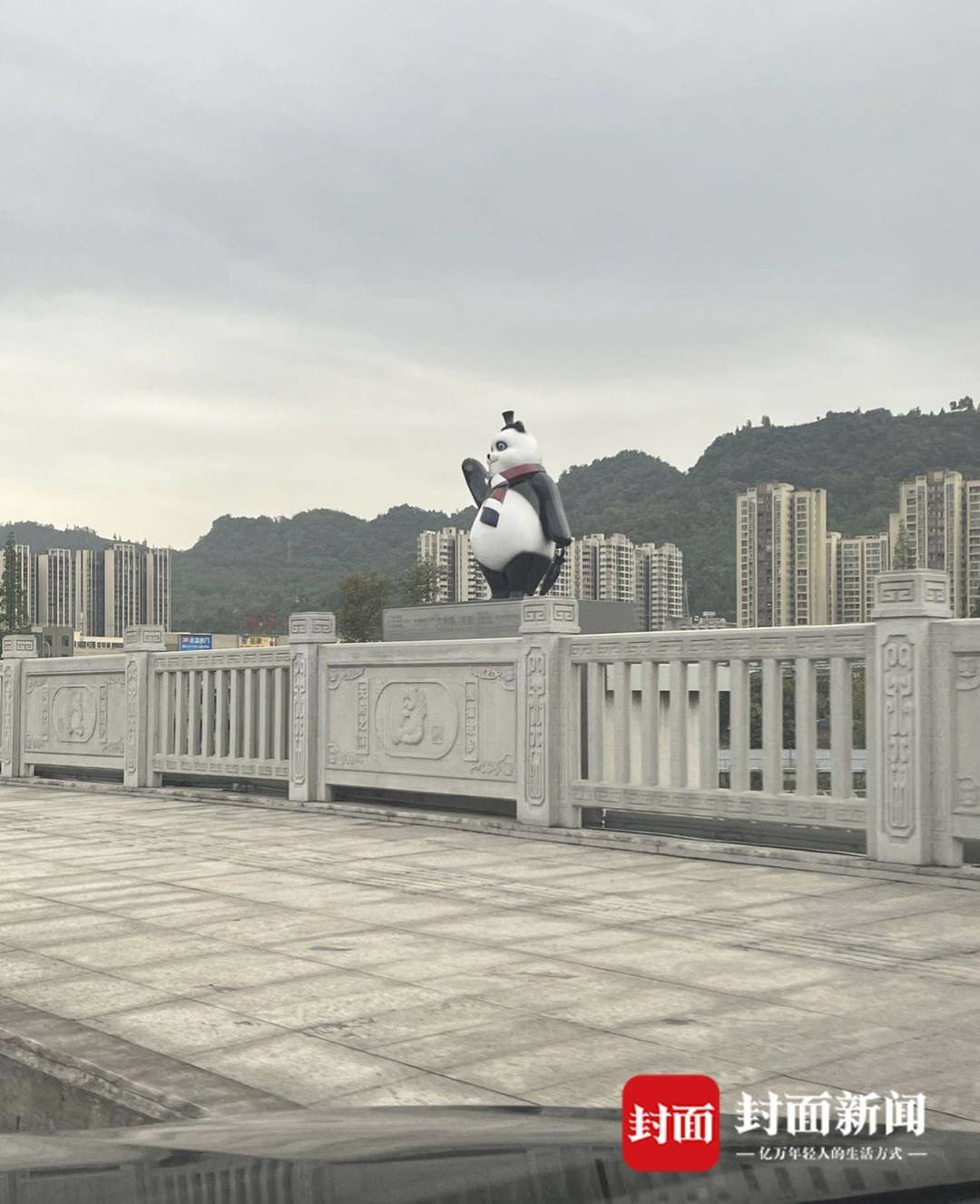 网传穿和服的大熊猫雕塑图片