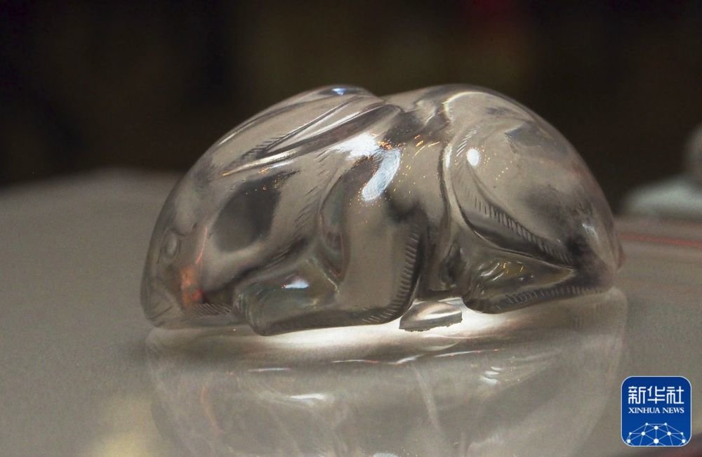 凤凰网首页人们在宁夏吴忠市盐池县九曲民俗文化园观赏兔子造型花灯(1