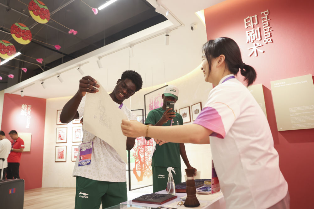 在杭州，西湖升明月，亚运共此时