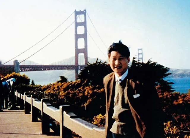 1985年，时任正定县委书记的习近平在美国旧金山市考察 图：新华社