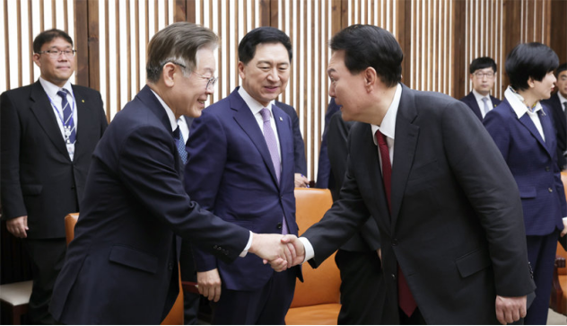 图为10月31日尹锡悦在国会发表施政演说当天与李在明握手 图源：韩媒