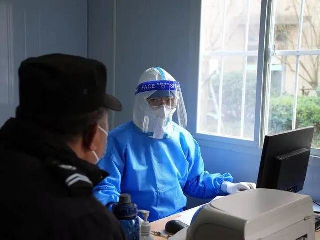 2022年12月20日,上海发热哨点诊室里医生为患者看诊。新华社记者刘颖 摄