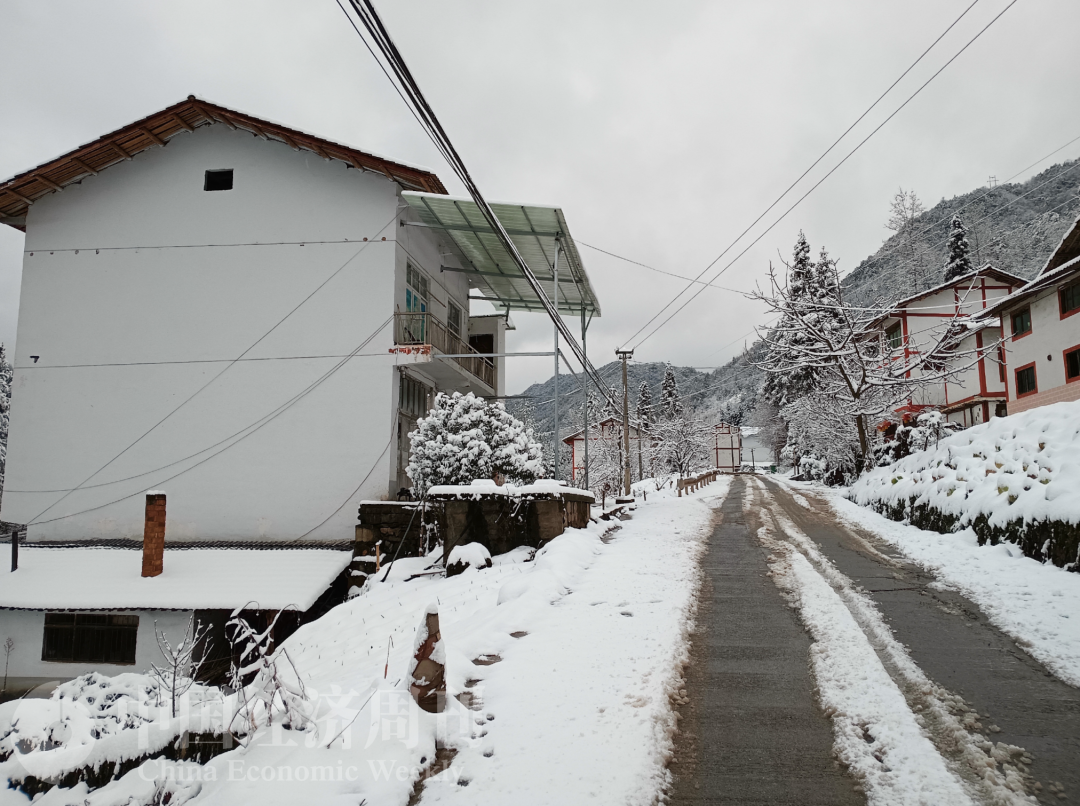 山村中泥泞的山路 摄影:《中国经济周刊》记者 石青川