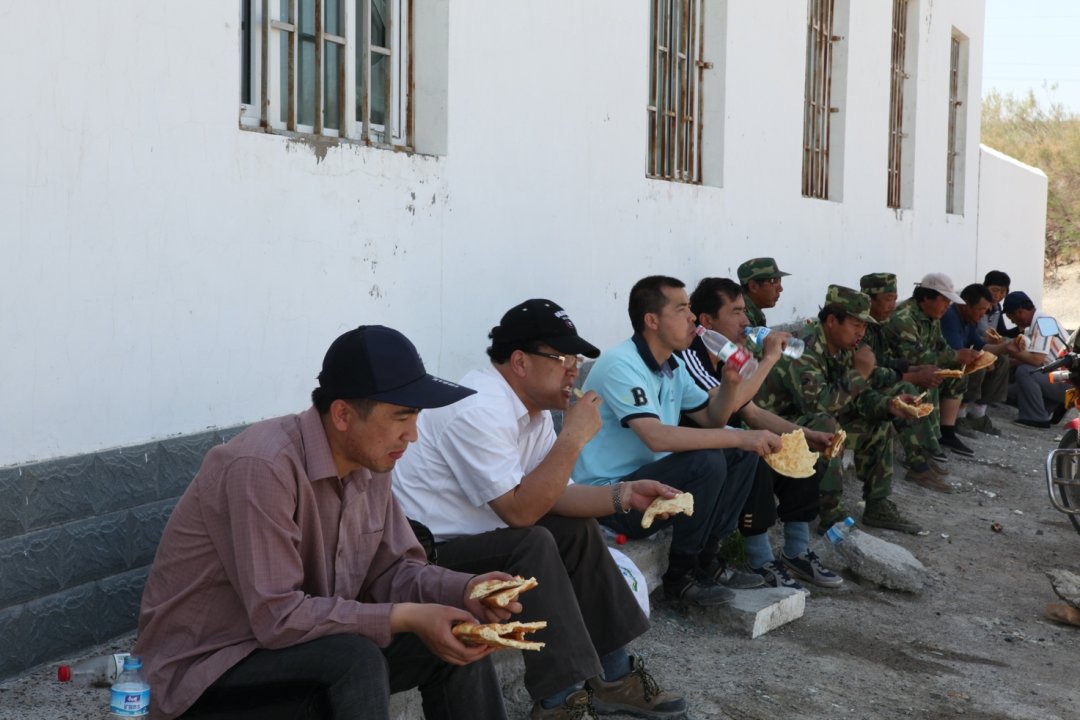 张永振(左二)新疆野外现场调查采样，大家一起吃午饭 / 受访者供图