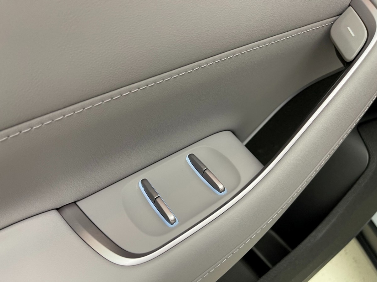 ES6+2万元=轿跑SUV画风+电动尾翼,加速还更快,蔚来EC6到店实拍