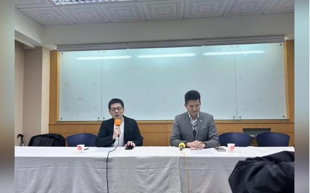 Former Secretary -General Xie Ligong (left), and the people's party members Zhang Kaijun (right) held a press conference in the morning. Source: Taiwan "United Network"