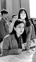 看<em>薪资</em>还是看前景…… 求职路上，这些困惑怎么解 - 球皇体育