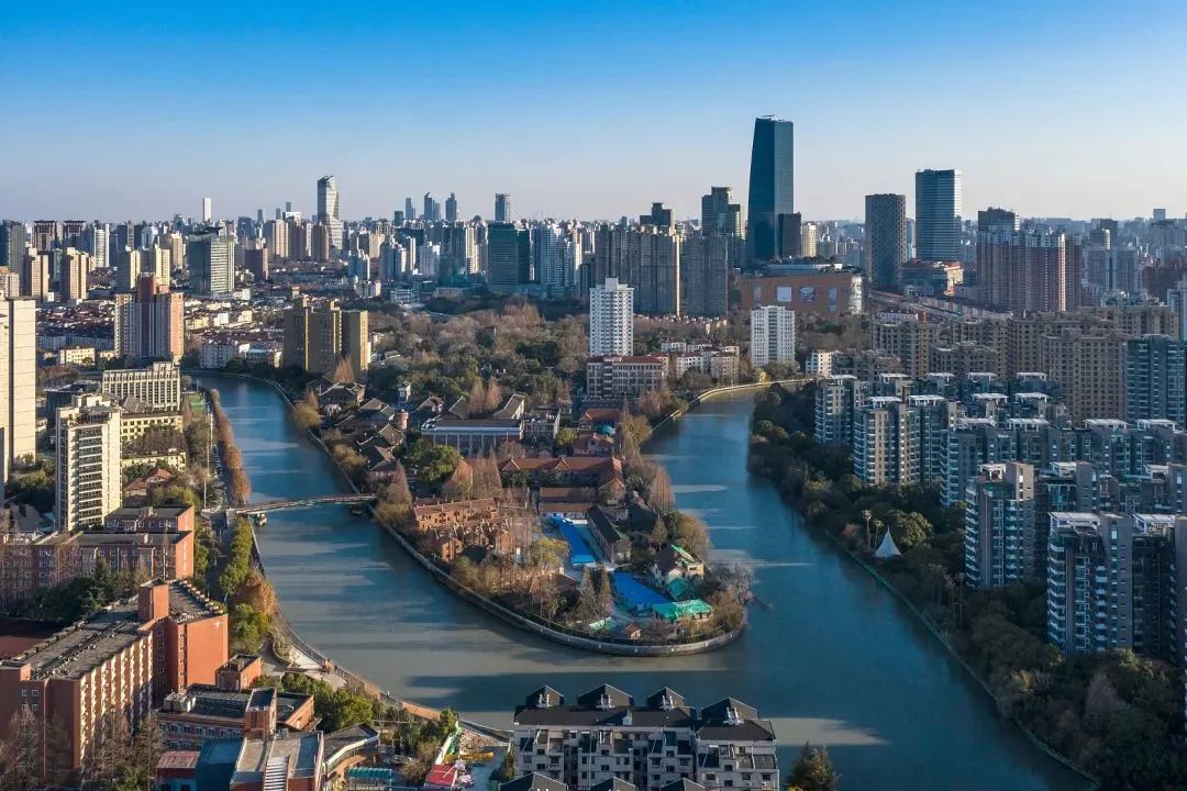 具有一百多年历史的华东政法大学长宁校区已拆除围墙,与城市融为一体 图源:视觉中国