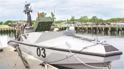 资料图：美国海军陆战队展示其“远程无人水面舰艇”项目原型艇（来源：光明网）