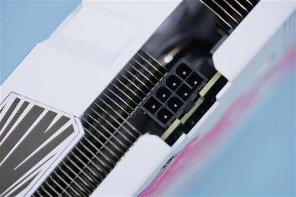 高颜值波普风!七彩虹RTX 4060 Ti Ultra W OC显卡图赏