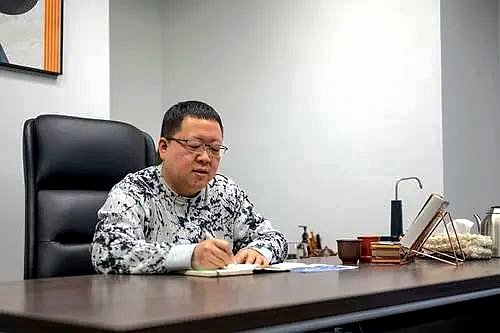 ▲石宇认为，科技的发展可以替代人的简单重复性劳动，但不会严重到抢人饭碗。图片来源：视觉重庆