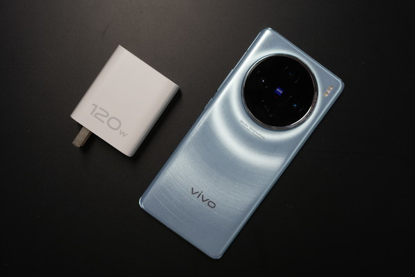 vivo X100支持120W双芯闪充