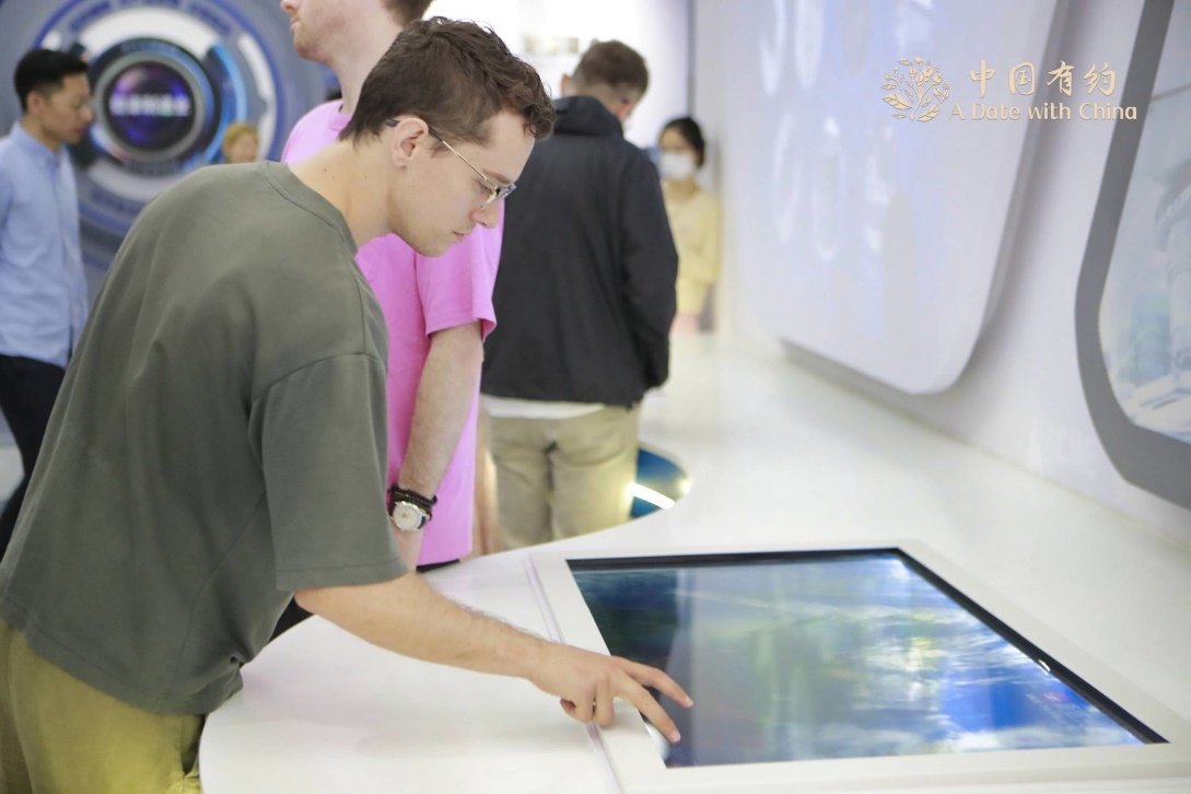 外籍嘉宾Jason滑动电子屏了解鱿钓知识