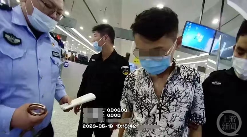 ▲逃离时,小朱身上只剩200美元。图片来源/上海警方