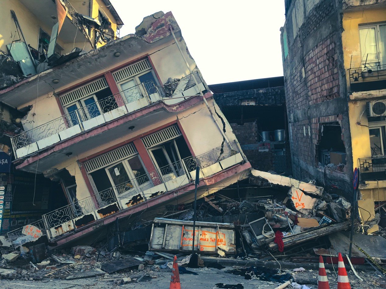 安塔基亚老城区，搜救任务结束后的建筑物残骸。 澎湃新闻记者 喻晓璇 图