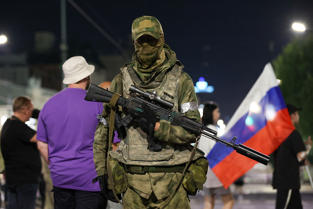 当地时间2023年6月24日，俄罗斯顿河畔罗斯托夫，一名瓦格纳集团的士兵站在街道上。