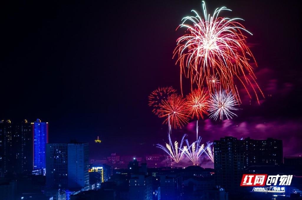 1月19日(农历12月28日),攸县举办“年味攸州•喜乐新春”烟花晚会。红网图