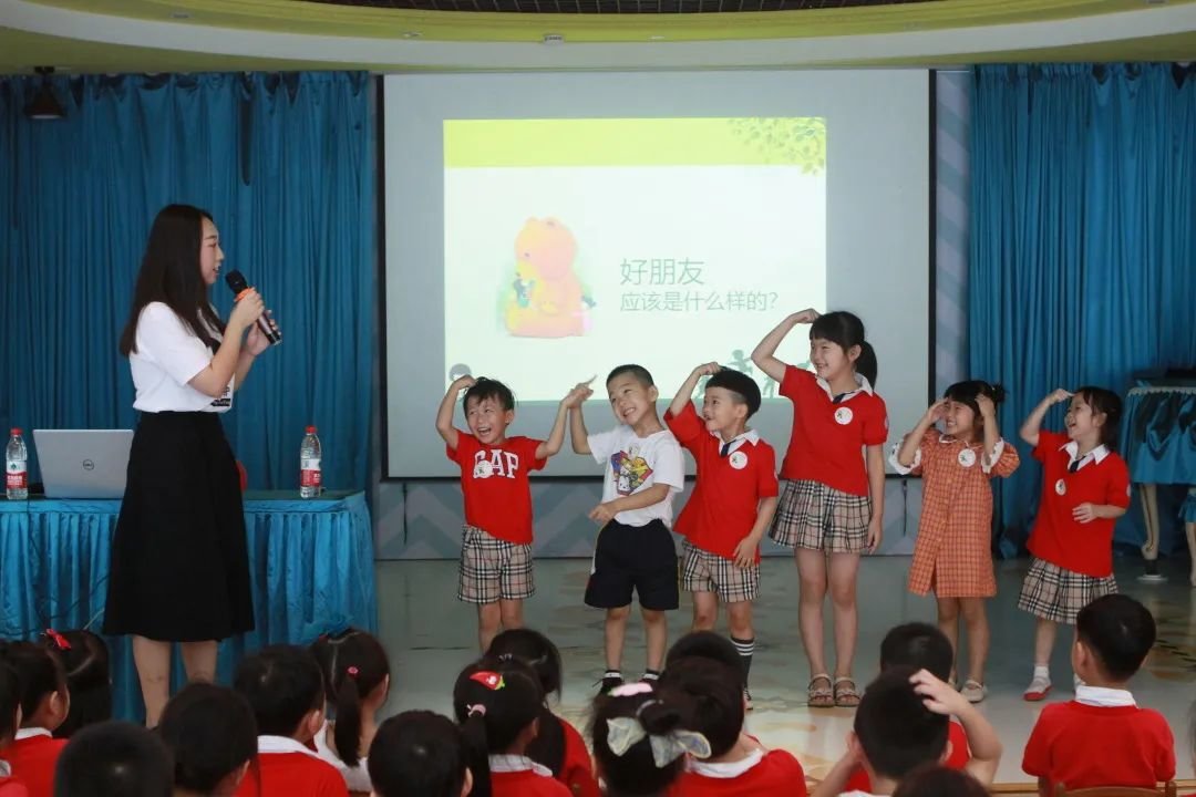 “女童保护”讲师为孩子们带来防性侵课程