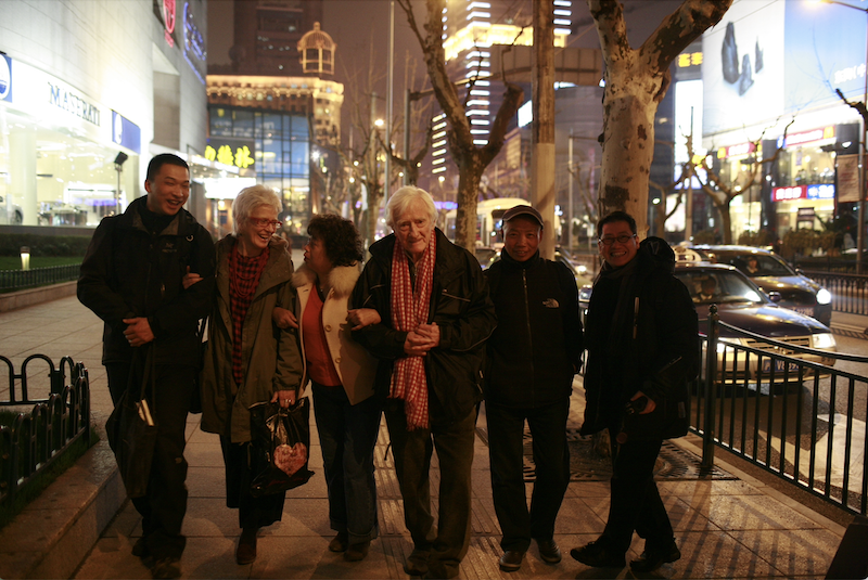 从左至右：令胡歌、凯瑟琳（马克夫人）、吴月华（吴家林夫人）、马克·吕布、吴家林、尚陆。法国电视记者摄