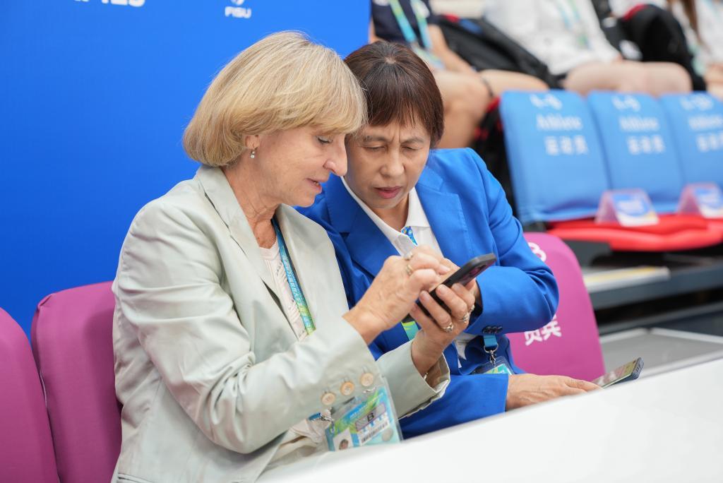 埃尔特洛娃与于海娟在比赛现场。新华社记者田光雨摄