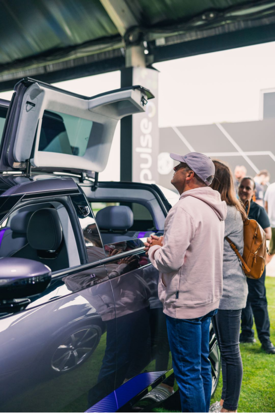 【新闻稿】高合亮相2023古德伍德速度节 丁磊陪同里士满公爵体验HiPhi Y1889.png