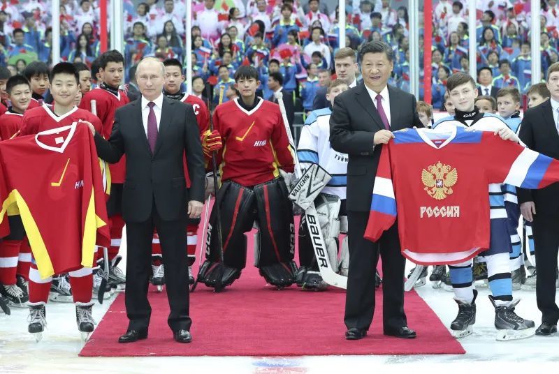 2018年6月，习近平主席同俄罗斯总统普京在天津体育馆共同为比赛开球。图源：新华社