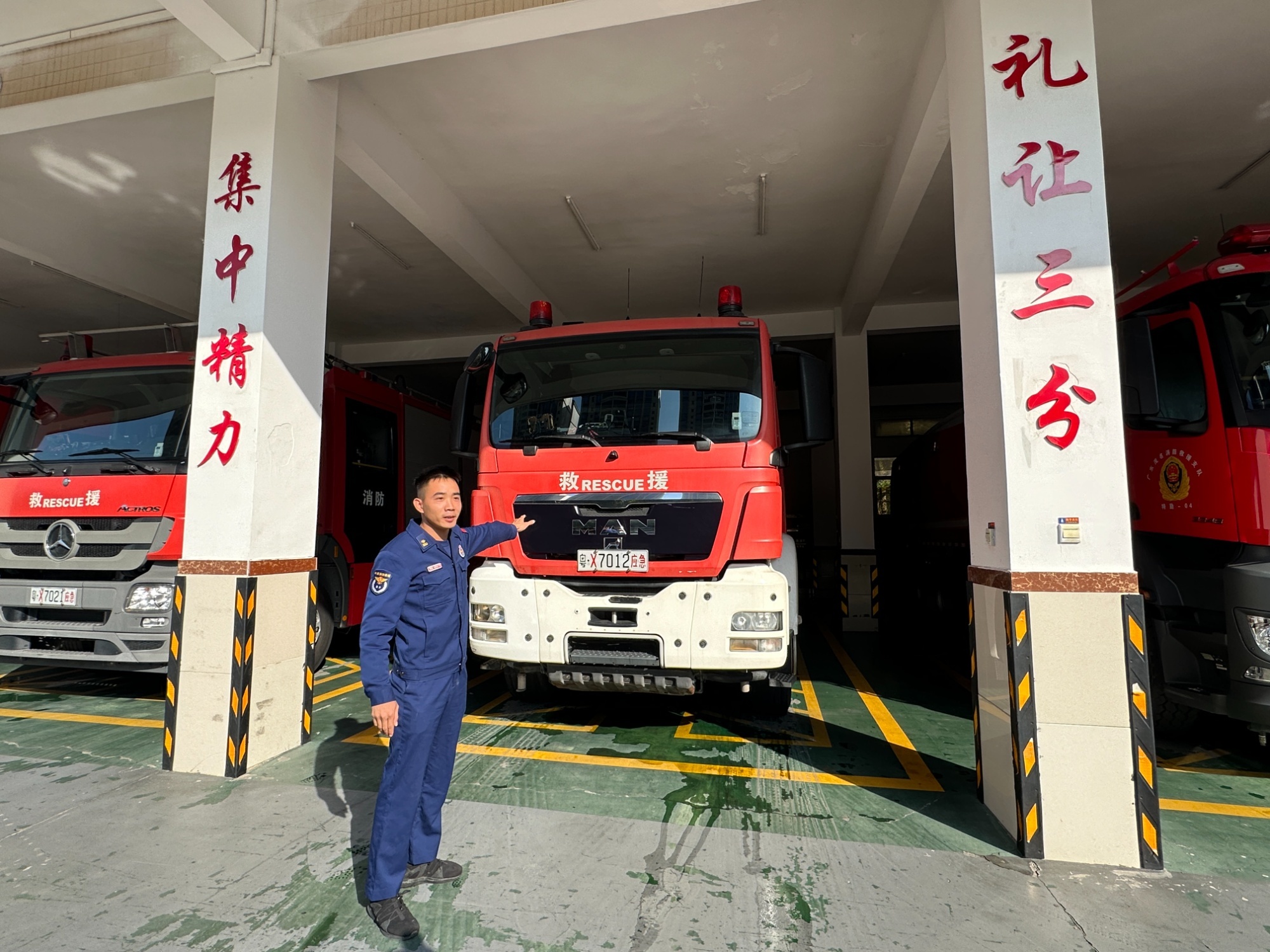 杨炳介绍茂名“6.8”泄漏爆燃事故发生时出警的应急救援车(央广网见习记者 罗世伟 摄)