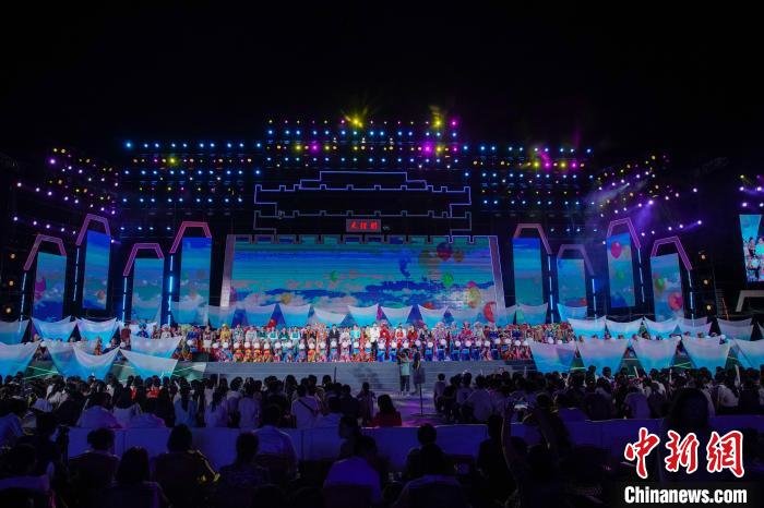 图为歌舞节目《相聚到永久》。　陈冠言 摄