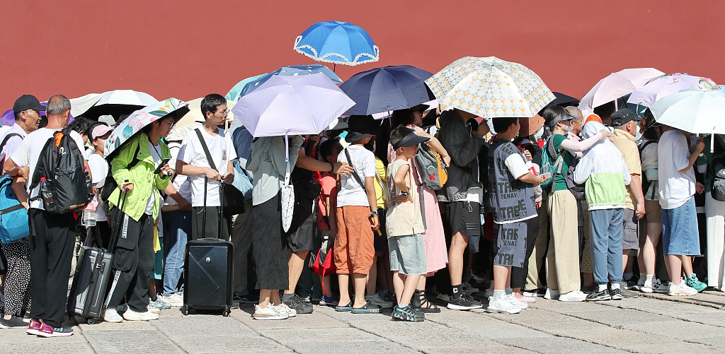 2023年6月29日，北京故宫博物院，众多游客顶烈日排队。