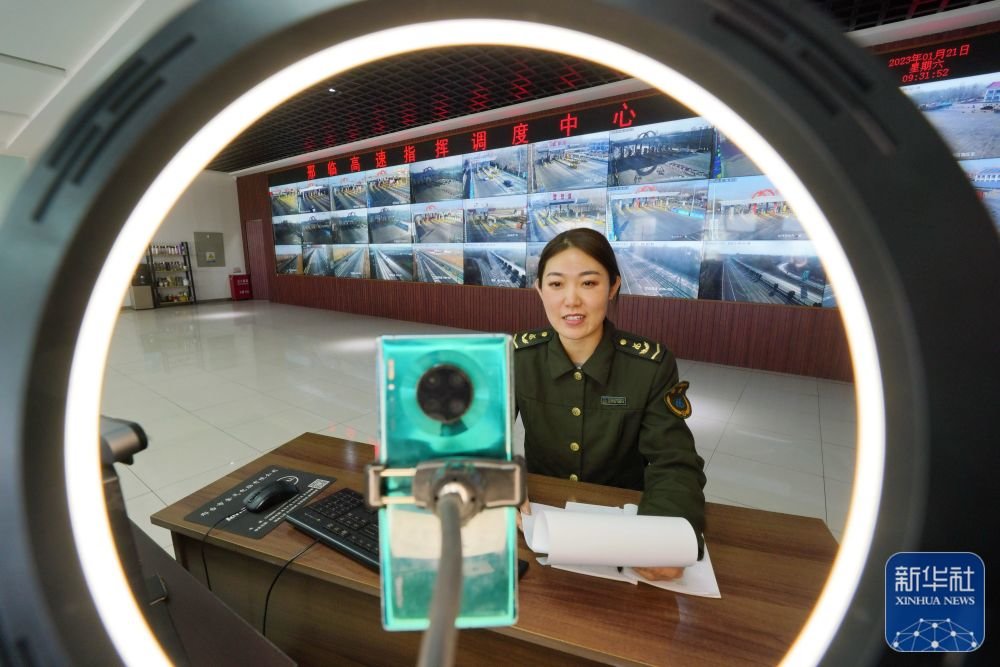 1月21日,在河北邢临高速公路开发有限公司指挥调度中心,主播曹晓玉介绍路况信息。新华社记者 牟宇 摄