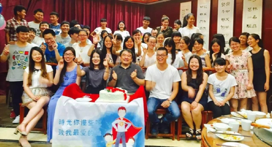 哈佛天才放弃百万年薪,到中国农村,给30000个孩子当爸