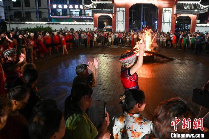 重庆万州：篝火晚会点亮乡村夏夜_凤凰网