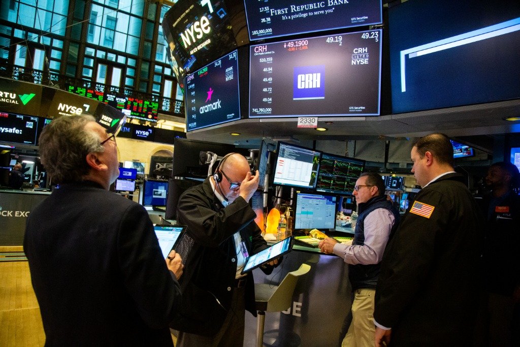 3月13日，交易员在美国纽约证券交易所交易大厅工作。新华社发（郭克摄）