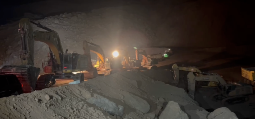 救援工作正在持续进行中(央视新闻视频截图)