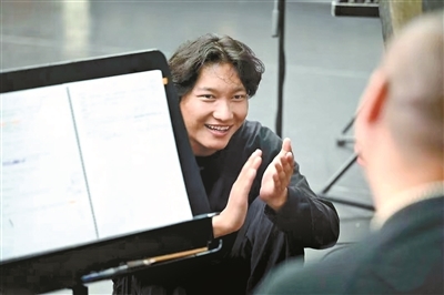 演员洛桑与导演交流