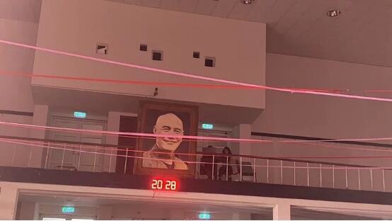台湾政治大学学生会举行会议,通过移除四维堂的蒋介石画像。(图片来源:台湾《联合报》)