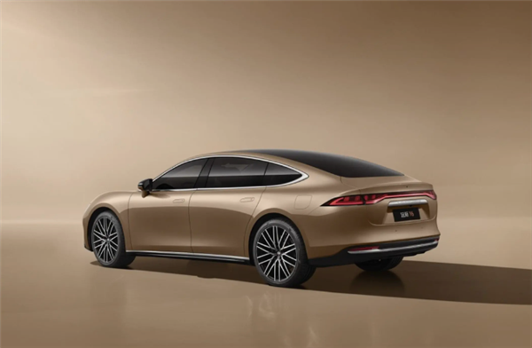 纯电续航超1000公里!大运首款轿车远航Y6上市:32.98万起售