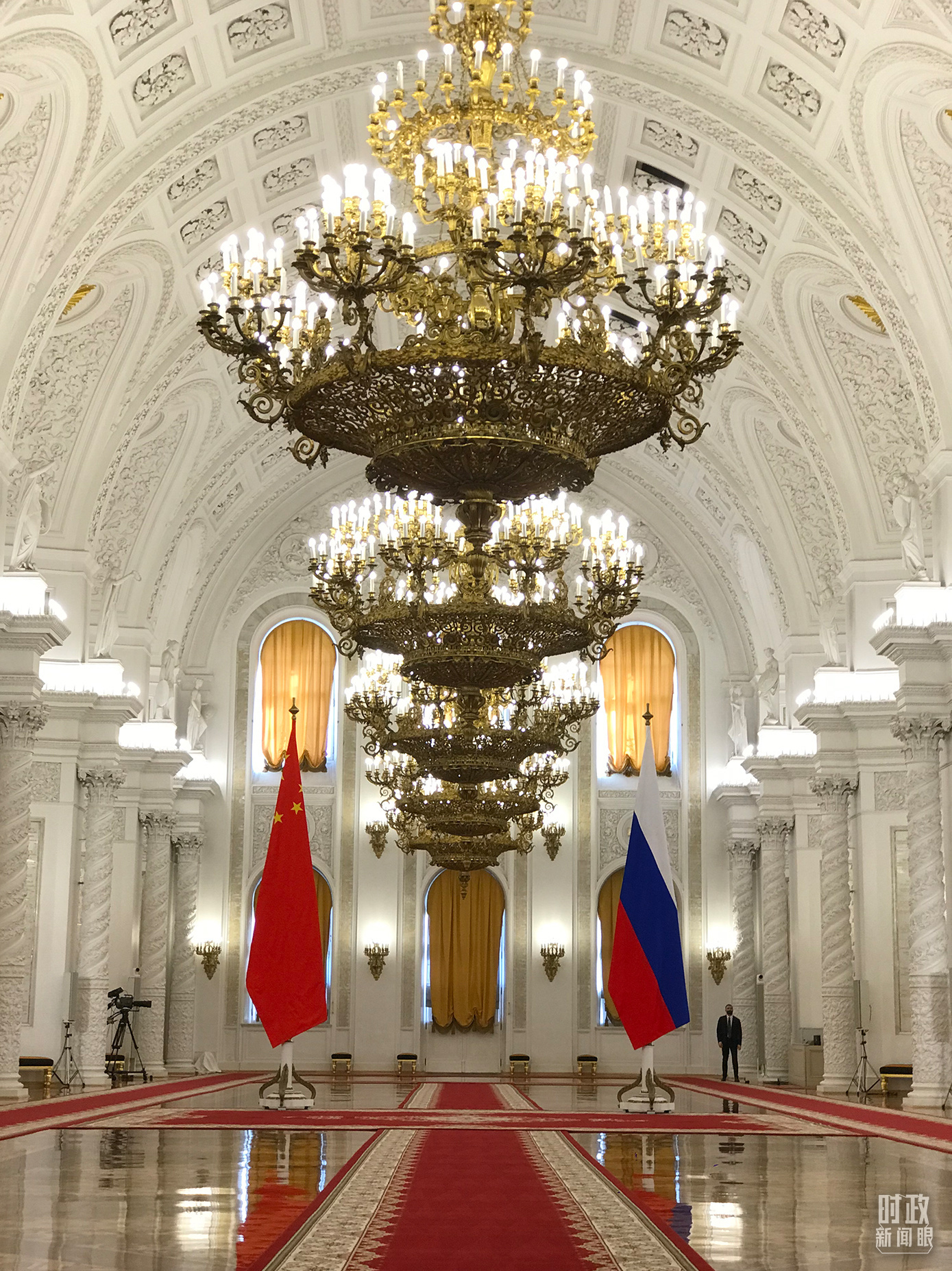 △ 2023年3月，应俄罗斯总统普京邀请，习近平主席对俄罗斯进行国事访问。图为克里姆林宫乔治大厅，习主席在这里同普京总统握手合影。（总台央视记者石伟明拍摄）
