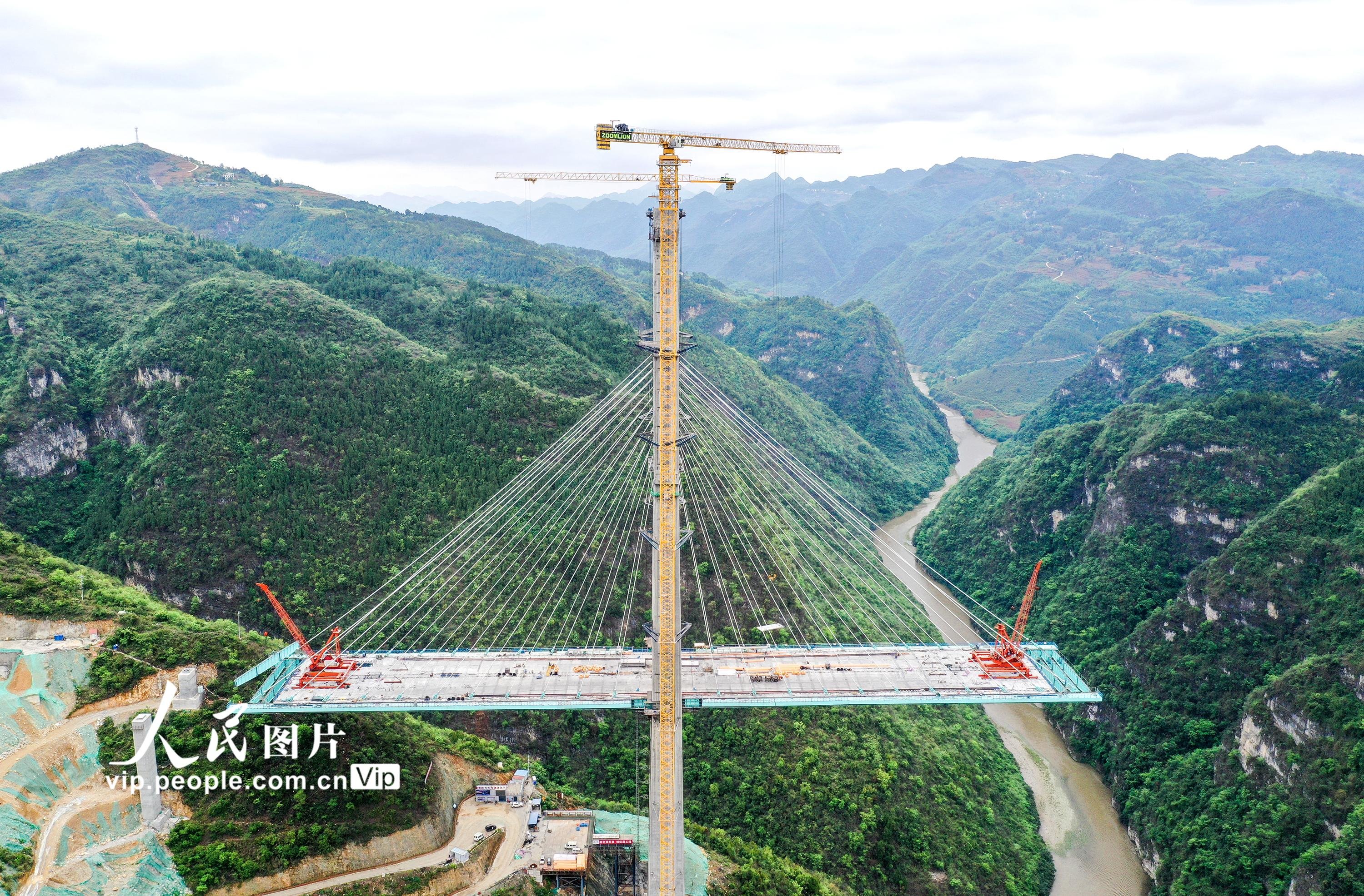 4月22日,由四川路桥承建的古(蔺)金(沙)高速赤水河大桥建设项目,工人们正在加紧施工作业。