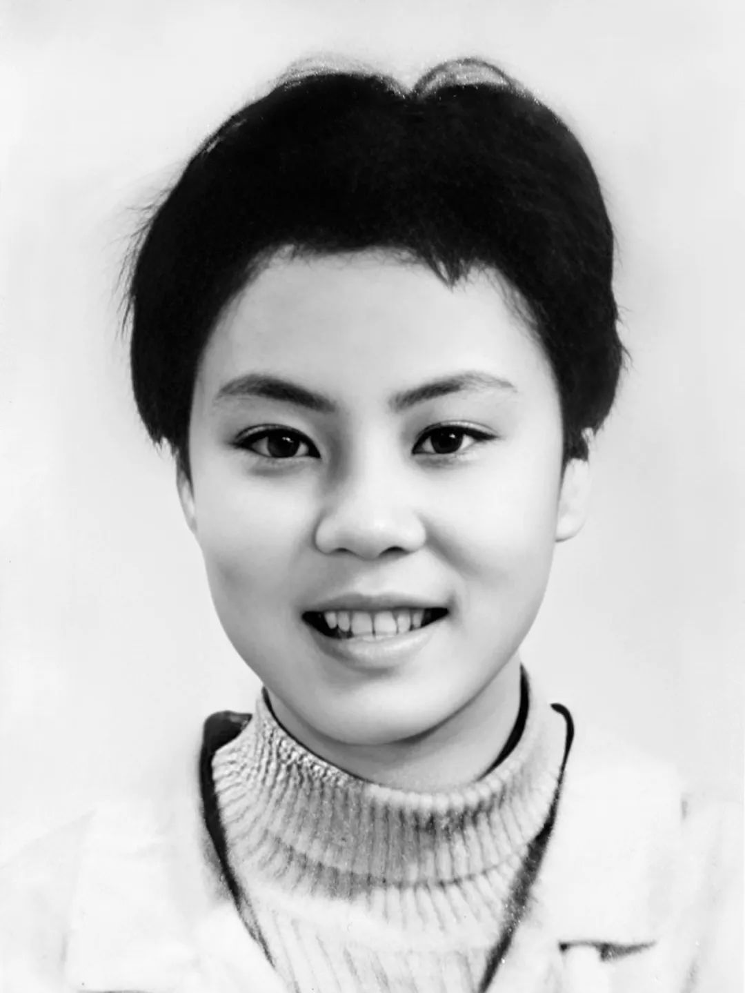 家人为朱令选的遗像