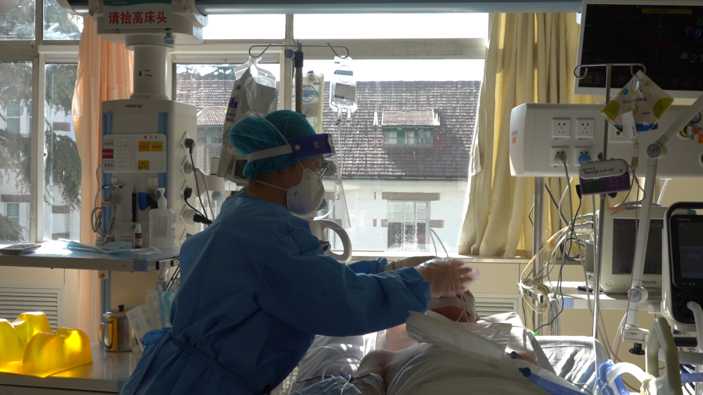 老人病情有变化时,医生护士会第一时间应对。