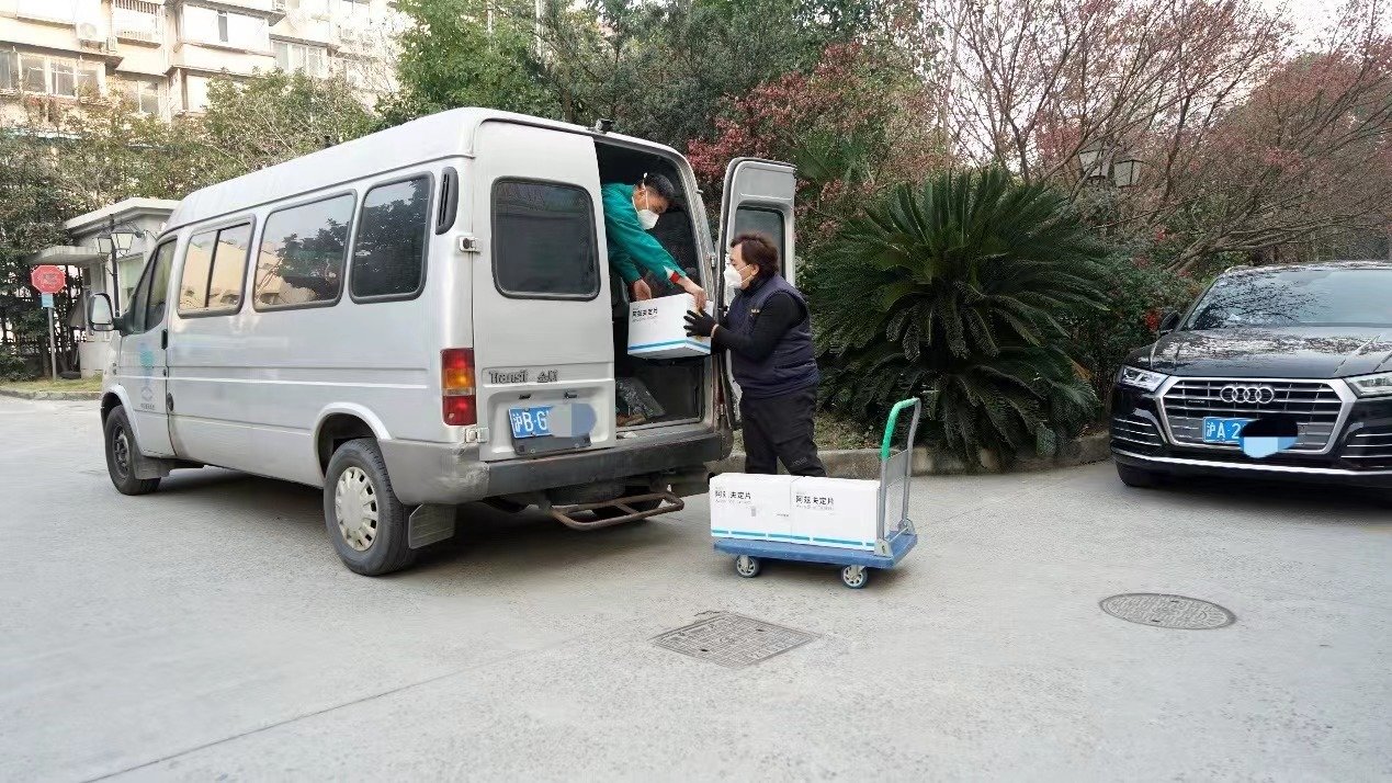 工作人员正在运送新冠抗病毒药物 图片来源:复星医药供图