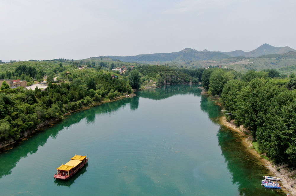 这是2023年6月16日在河南省林州市拍摄的万泉湖景区(无人机照片)